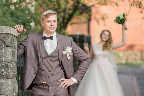 Sposo in attesa per la sua sposa in piedi sulla strada della città — Foto Stock