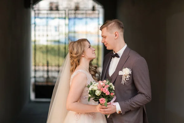 Bride and groom look at each other tenderly. — Stock Photo, Image