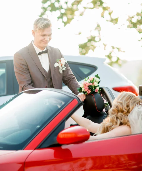 Doe dicht. knappe jongeman ontmoet zijn bruid. — Stockfoto