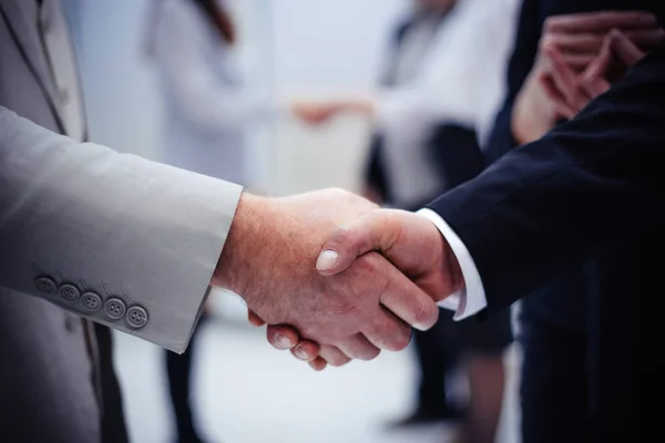 Close up. Starker Händedruck von Geschäftsleuten im Büro. — Stockfoto