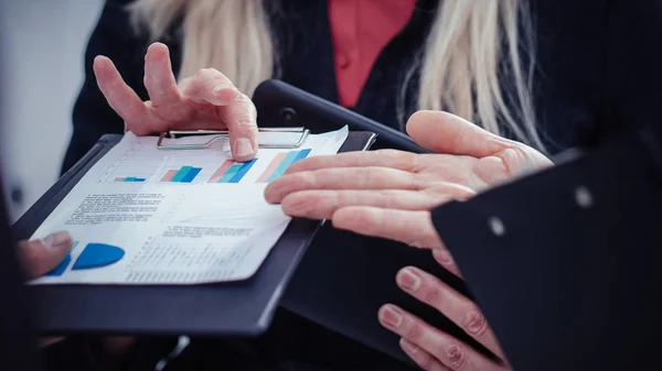 På nära håll. glad affärskvinna tittar på ekonomisk rapport. — Stockfoto