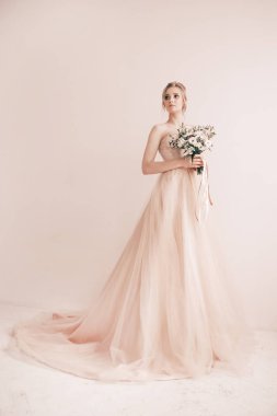 Tam gelişim. Gelin gelinliği deniyor