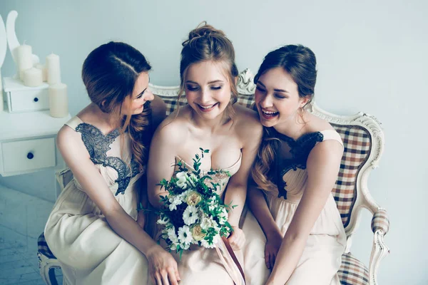 Sposa allegra con le sue amiche sedute insieme — Foto Stock