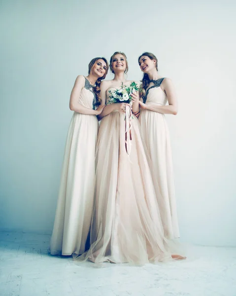 En pleno crecimiento.tres hermosas chicas en vestidos para la ceremonia de la boda . — Foto de Stock