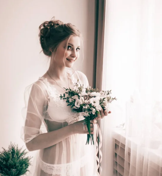 Leuk meisje met een boeket op haar trouwdag. — Stockfoto