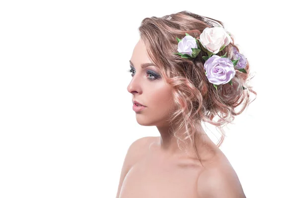 Приваблива наречена з красивою зачіскою ізольована на білому — стокове фото