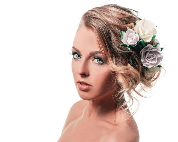 美しいヘアスタイルの魅力的な花嫁の肖像画 — ストック写真