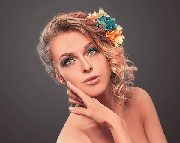 Módní mladá žena se stylovým účesem a večerním make-upem. — Stock fotografie
