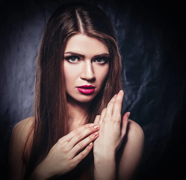 Retrato de una hermosa chica con maquillaje natural y cabello bien arreglado —  Fotos de Stock