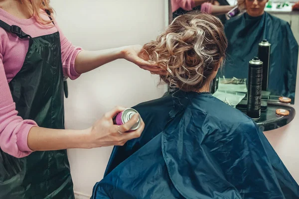 Bella ragazza nel salone di bellezza fa un'acconciatura chic — Foto Stock