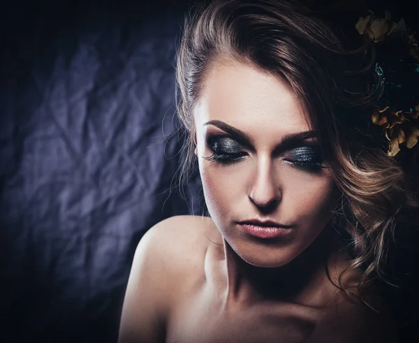 Schöne Frau Modell mit stilvollem Haarschnitt und Abend-Make-up Stockfoto