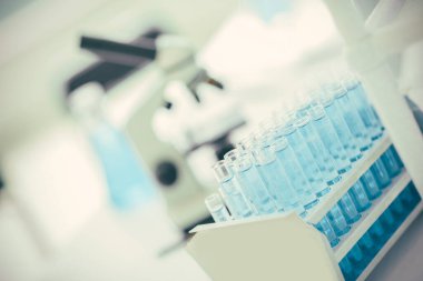 yakın çekim. mavi sıvı laboratuarda tüpler