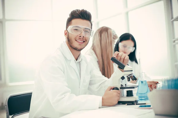 Young scientist and his assistants testing a coronavirus vaccine — 스톡 사진