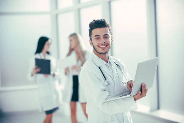 Orvos terapeuta használ egy laptop, miközben áll a folyosón — Stock Fotó
