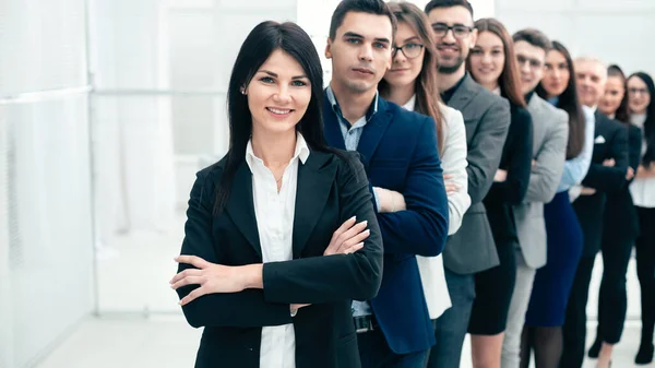 Gruppe selbstbewusster junger Leute steht in einer Reihe — Stockfoto