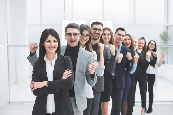 Group of happy young people standing in a row — Stockfoto