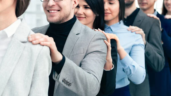 Grupo de jovens empresários que se apoiam mutuamente — Fotografia de Stock