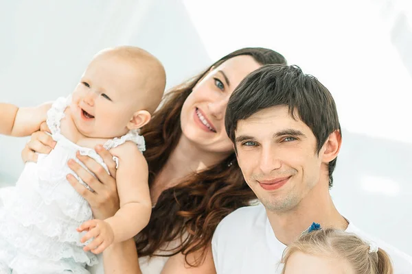 Moderne glückliche Familie am Sonntag im Kinderzimmer — Stockfoto