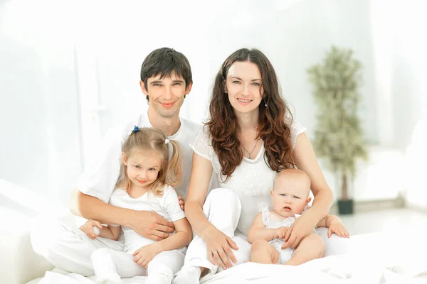 Familia feliz disfrutando de la mañana en la cama — Foto de Stock