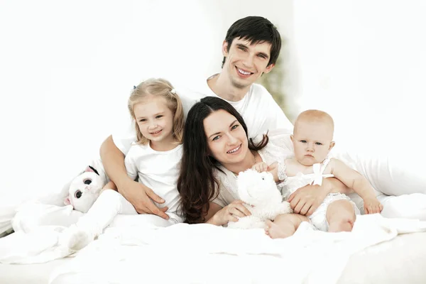 Imagen de fondo de una familia joven y feliz — Foto de Stock