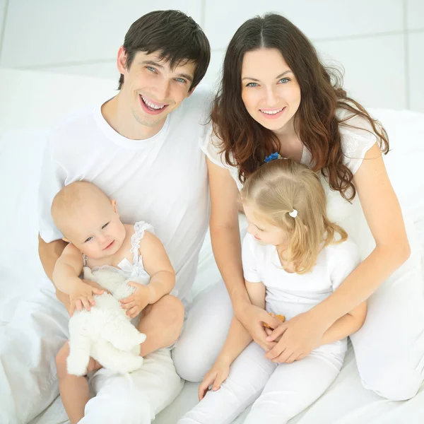 Retrato de una familia feliz sobre un fondo blanco — Foto de Stock