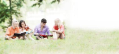 Bir grup öğrenci parkta çimlerin üzerinde oturmuş kitap okuyor. Bir bulanıklık içinde, boşluğun bir kopyasıyla