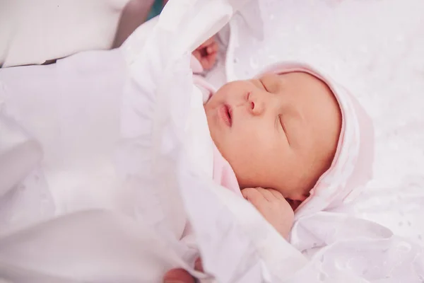 Doe dicht. schattig pasgeboren baby verpakt in deken — Stockfoto