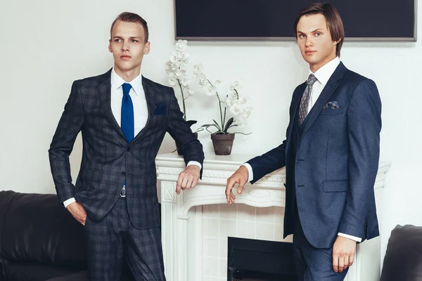 Two businessmen standing in the meeting room — Stock Photo, Image