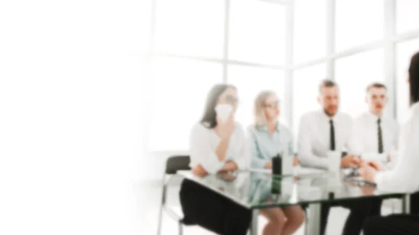 Joven empleado de la empresa, responde preguntas durante la entrevista. en un desenfoque, con una copia del espacio — Foto de Stock