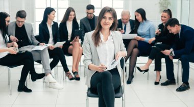 Başarılı bir iş kadını ve bir grup uzman konferans odasında.