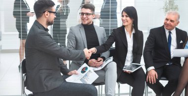 İş arkadaşları konferans odasında birbirlerini selamlıyorlar..