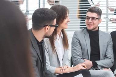 Çalışma grubu bir iş toplantısında mali verileri tartışıyor