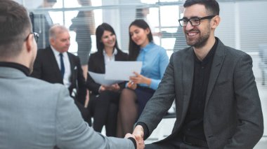 Kapat. İş adamları el sıkışıyor.