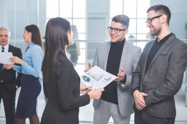 Grup ofis lobide duran iş adamları