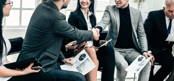 Colleghi d'affari che stringono la mano a una riunione di ufficio . — Foto Stock