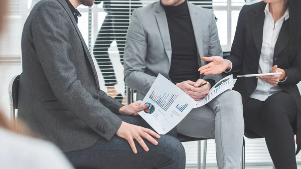 Colleghi d'affari che discutono i dati finanziari in una sala conferenze — Foto Stock