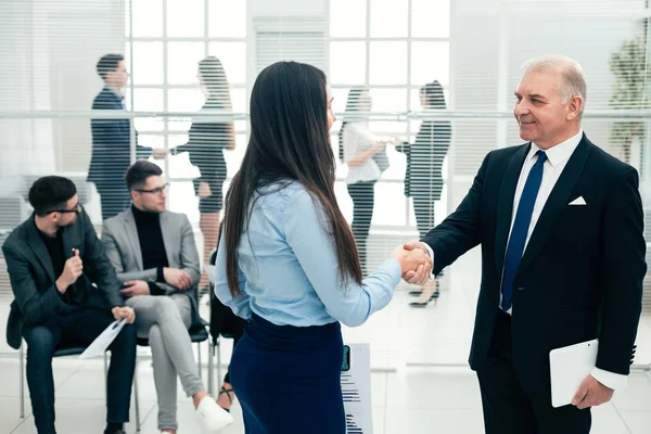 Jefe y el asistente discuten un documento de negocios . —  Fotos de Stock