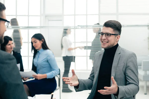 Young businessman discussing with a colleague his ideas — Stock Photo, Image