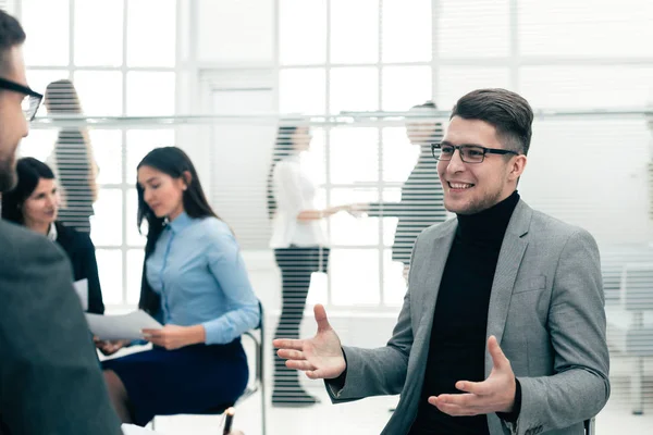 Jovem empresário discutindo com um colega suas ideias — Fotografia de Stock