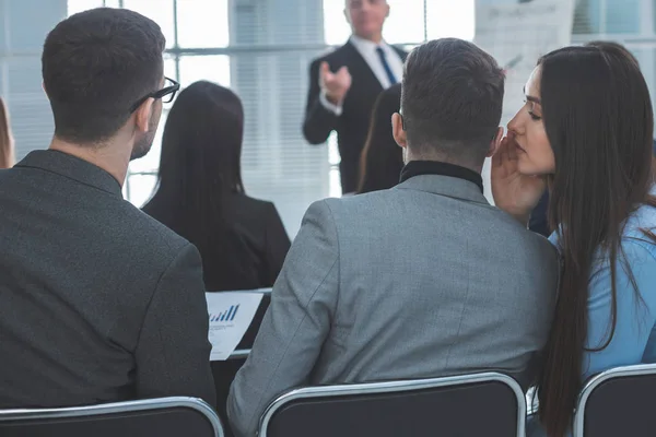 Az alkalmazottak megbeszélnek valamit egy üzleti szeminárium során — Stock Fotó