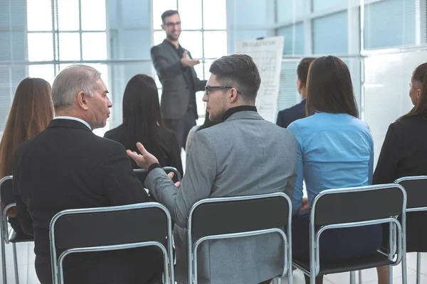 Visão traseira. pessoas de negócios sentadas na sala de conferências — Fotografia de Stock