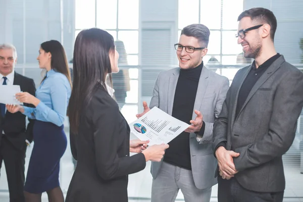 Grupo de empresarios de pie en el vestíbulo de la oficina — Foto de Stock