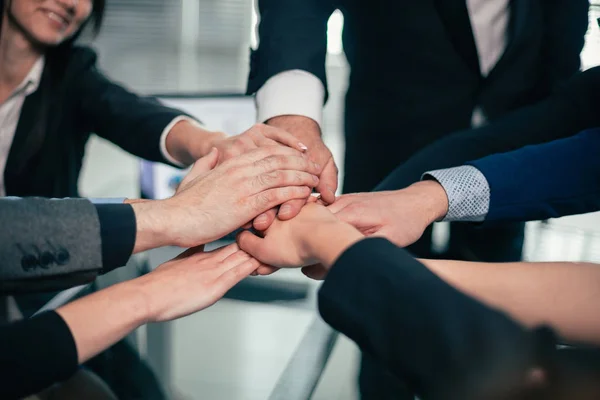 De cerca. equipo de negocios haciendo una torre de las manos — Foto de Stock