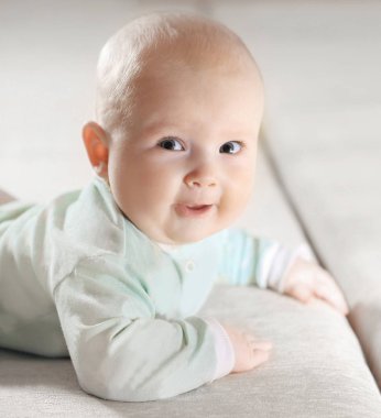 Kapat. Bulanık arka planda güzel bir bebeğin portresi..