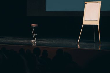 İş sunumundan önce konferans odasında podyum.