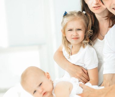 Modern mutlu aile, çocuk odasında bir pazar günü