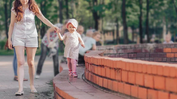 Młoda matka z córeczką na spacerze przy miejskiej fontannie — Zdjęcie stockowe