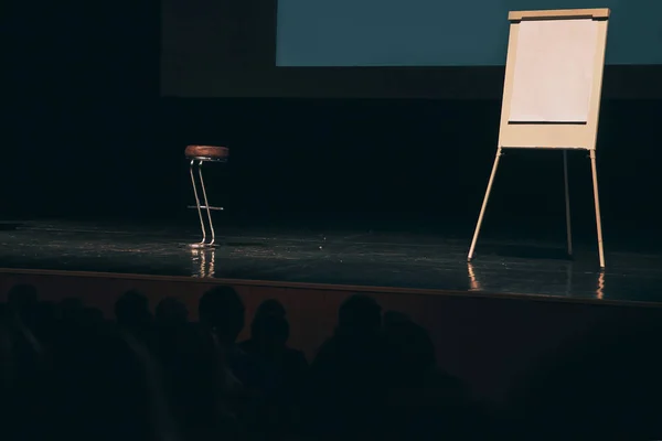 Podium w sali konferencyjnej przed prezentacją biznesową. — Zdjęcie stockowe