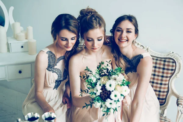Portret van een gelukkige bruid met haar beste vriendinnen — Stockfoto