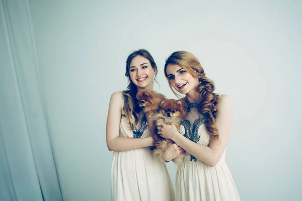 Retrato de duas meninas bonitas com seus animais de estimação . — Fotografia de Stock